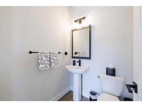 24 Royal Elm Green Nw, Calgary, AB - Indoor Photo Showing Bathroom