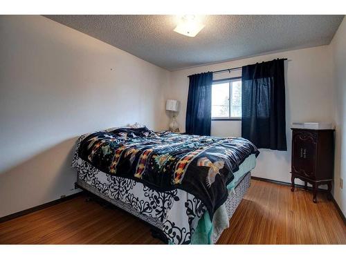 4730 70 Street Nw, Calgary, AB - Indoor Photo Showing Bedroom