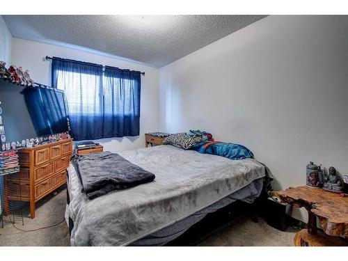 4730 70 Street Nw, Calgary, AB - Indoor Photo Showing Bedroom