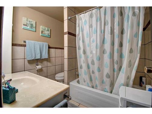 4730 70 Street Nw, Calgary, AB - Indoor Photo Showing Bathroom