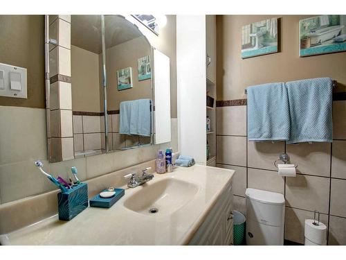 4730 70 Street Nw, Calgary, AB - Indoor Photo Showing Bathroom