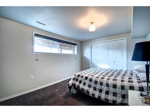 4730 70 Street Nw, Calgary, AB - Indoor Photo Showing Bedroom