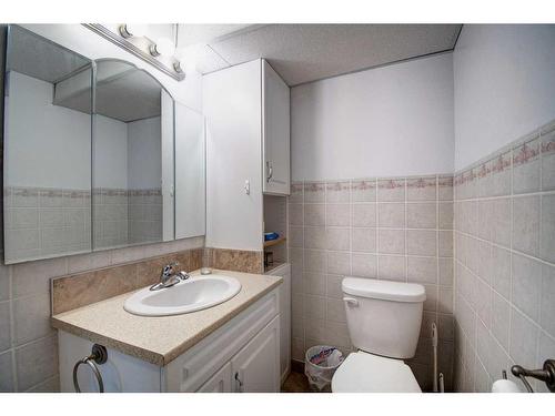 4730 70 Street Nw, Calgary, AB - Indoor Photo Showing Bathroom