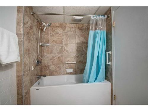 4730 70 Street Nw, Calgary, AB - Indoor Photo Showing Bathroom