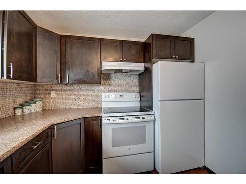 4730 70 Street Nw, Calgary, AB - Indoor Photo Showing Kitchen