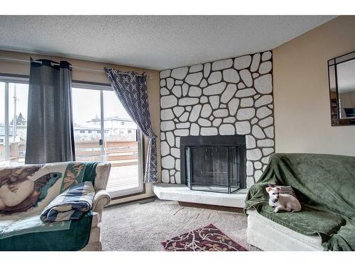 4730 70 Street Nw, Calgary, AB - Indoor Photo Showing Living Room