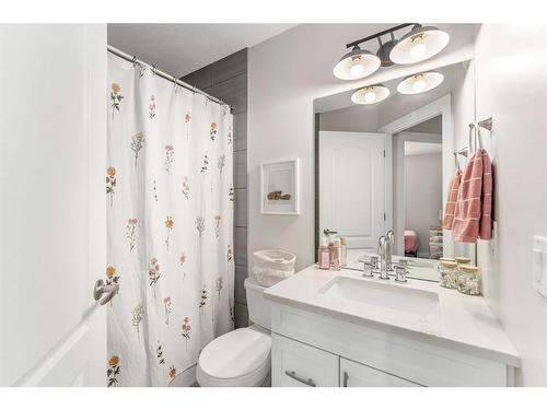 422 Strathcona Circle, Strathmore, AB - Indoor Photo Showing Bathroom