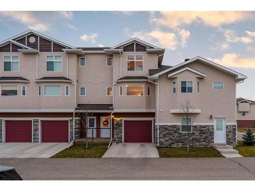 422 Strathcona Circle, Strathmore, AB - Outdoor With Balcony With Facade