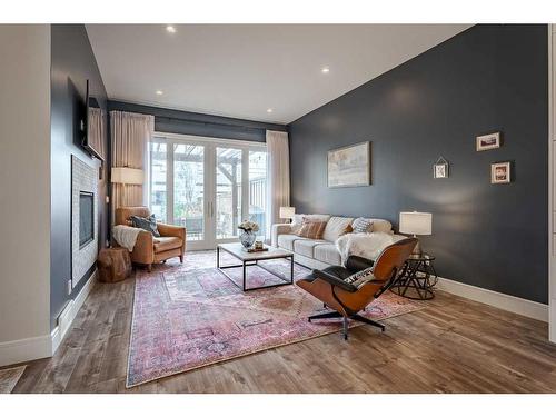 4202 19 Street Sw, Calgary, AB - Indoor Photo Showing Living Room