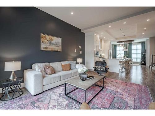 4202 19 Street Sw, Calgary, AB - Indoor Photo Showing Living Room