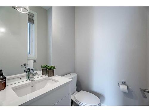 4202 19 Street Sw, Calgary, AB - Indoor Photo Showing Bathroom