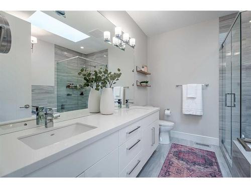 4202 19 Street Sw, Calgary, AB - Indoor Photo Showing Bathroom