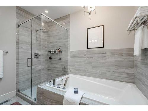 4202 19 Street Sw, Calgary, AB - Indoor Photo Showing Bathroom