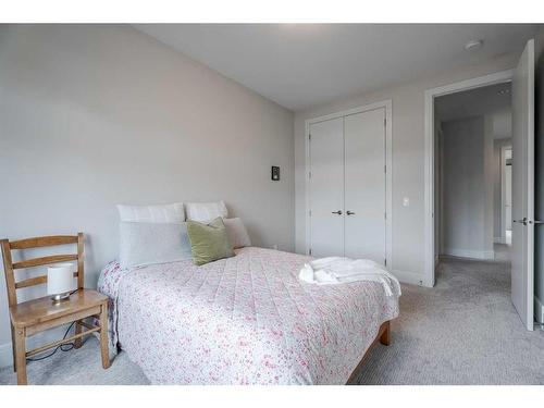 4202 19 Street Sw, Calgary, AB - Indoor Photo Showing Bedroom