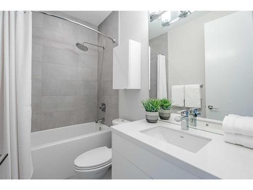 4202 19 Street Sw, Calgary, AB - Indoor Photo Showing Bathroom