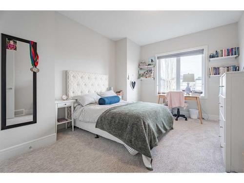 4202 19 Street Sw, Calgary, AB - Indoor Photo Showing Bedroom