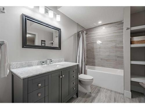 4202 19 Street Sw, Calgary, AB - Indoor Photo Showing Bathroom