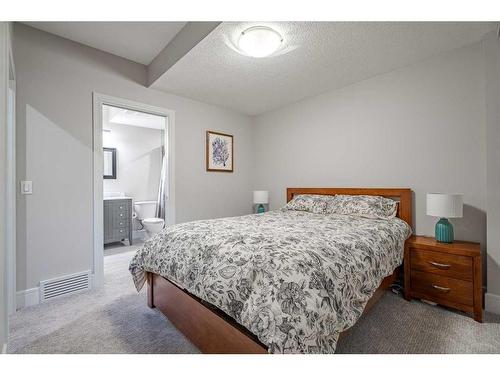 4202 19 Street Sw, Calgary, AB - Indoor Photo Showing Bedroom