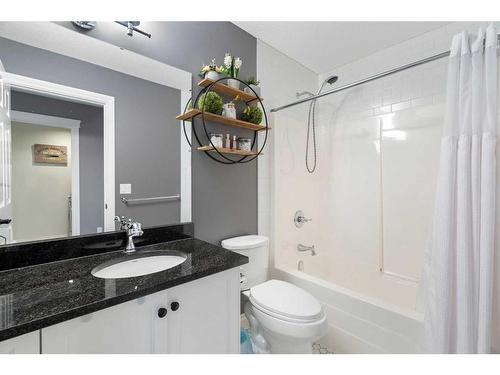 1457 Aldrich Place, Carstairs, AB - Indoor Photo Showing Bathroom