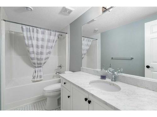 1457 Aldrich Place, Carstairs, AB - Indoor Photo Showing Bathroom