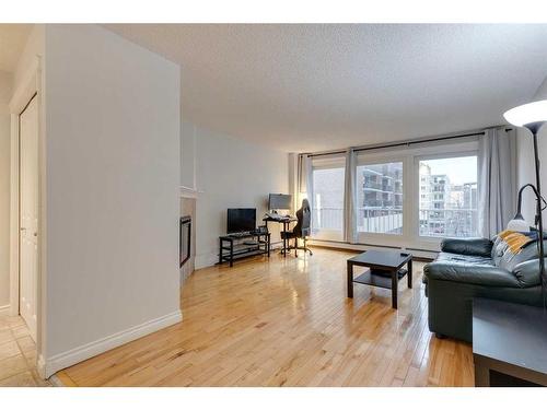 401-1331 15 Avenue Sw, Calgary, AB - Indoor Photo Showing Living Room