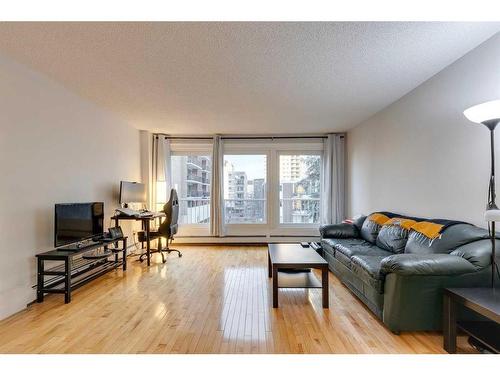 401-1331 15 Avenue Sw, Calgary, AB - Indoor Photo Showing Living Room