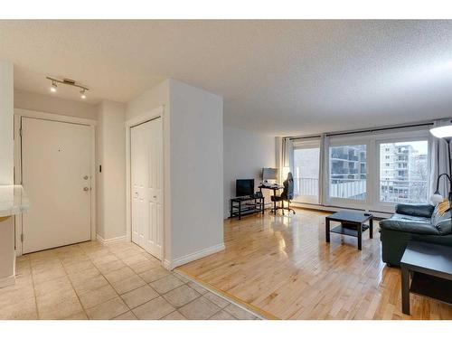 401-1331 15 Avenue Sw, Calgary, AB - Indoor Photo Showing Living Room