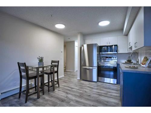 8103-304 Mackenzie Way Sw, Airdrie, AB - Indoor Photo Showing Kitchen