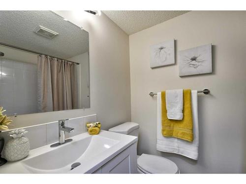 8103-304 Mackenzie Way Sw, Airdrie, AB - Indoor Photo Showing Bathroom