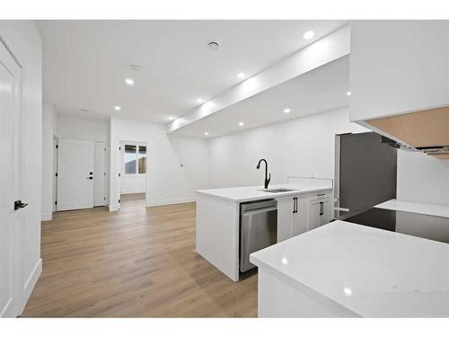 2210 33 Street Sw, Calgary, AB - Indoor Photo Showing Kitchen