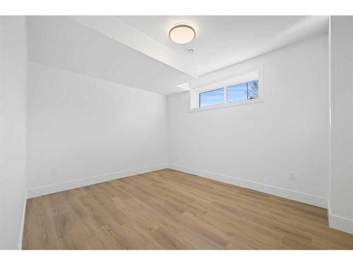 2210 33 Street Sw, Calgary, AB - Indoor Photo Showing Other Room