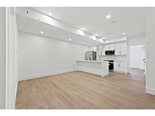 2210 33 Street Sw, Calgary, AB - Indoor Photo Showing Kitchen