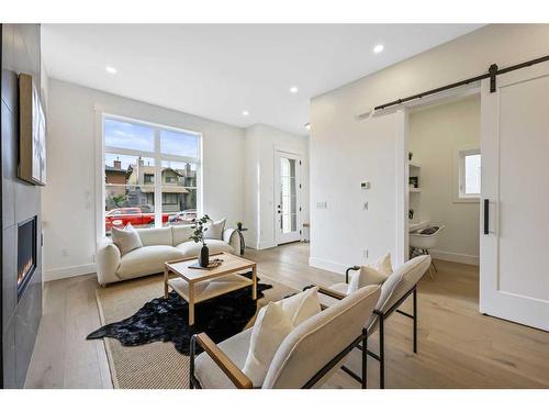 2210 33 Street Sw, Calgary, AB - Indoor Photo Showing Living Room