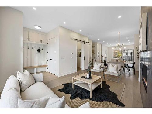 2210 33 Street Sw, Calgary, AB - Indoor Photo Showing Living Room