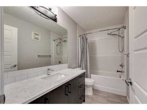 202 Harvest Grove Walk Ne, Calgary, AB - Indoor Photo Showing Bathroom