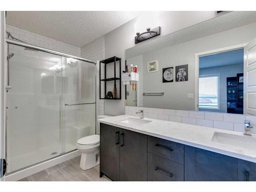 202 Harvest Grove Walk Ne, Calgary, AB - Indoor Photo Showing Bathroom