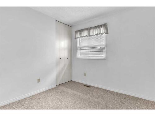 72 Doverglen Crescent Se, Calgary, AB - Indoor Photo Showing Other Room