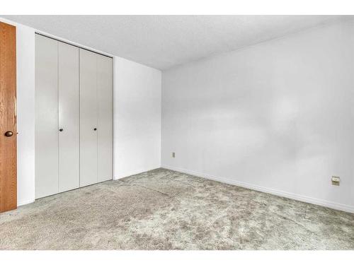 72 Doverglen Crescent Se, Calgary, AB - Indoor Photo Showing Other Room