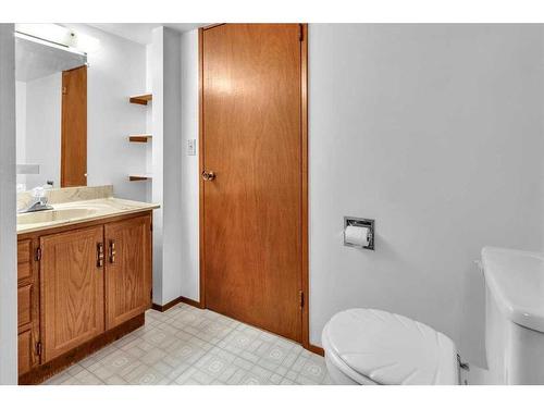 72 Doverglen Crescent Se, Calgary, AB - Indoor Photo Showing Bathroom