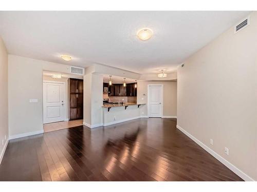 601-16 Varsity Estates Circle Nw, Calgary, AB - Indoor Photo Showing Living Room