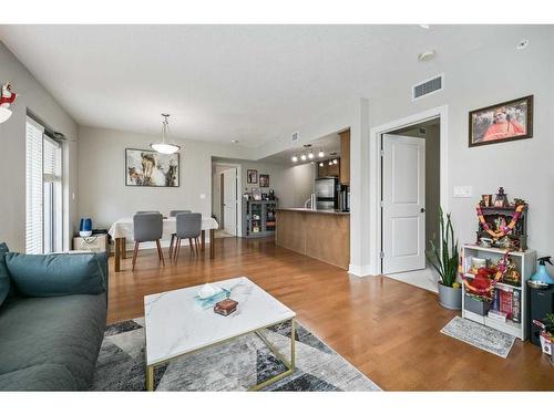 1607-910 5 Avenue Sw, Calgary, AB - Indoor Photo Showing Living Room