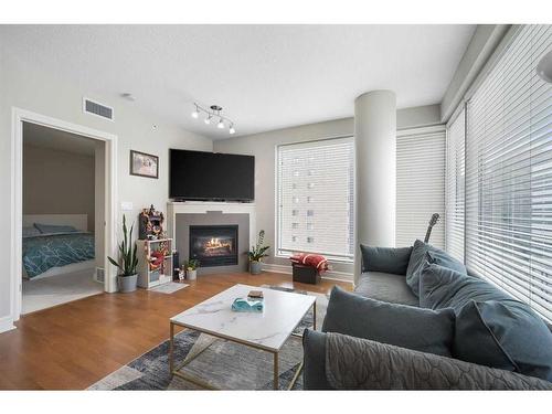 1607-910 5 Avenue Sw, Calgary, AB - Indoor Photo Showing Living Room With Fireplace