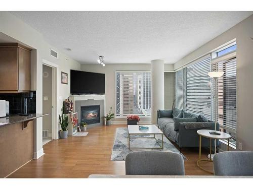 1607-910 5 Avenue Sw, Calgary, AB - Indoor Photo Showing Living Room With Fireplace