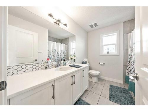 550 Bayview Way Sw, Airdrie, AB - Indoor Photo Showing Bathroom