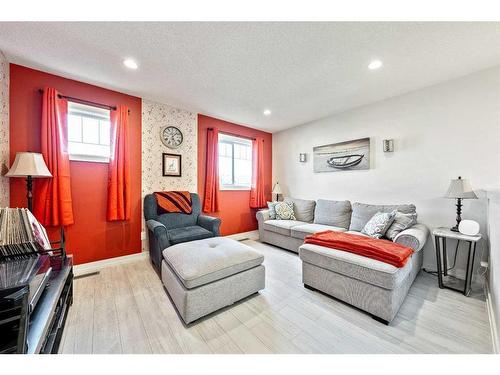 550 Bayview Way Sw, Airdrie, AB - Indoor Photo Showing Living Room