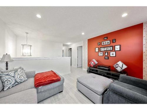 550 Bayview Way Sw, Airdrie, AB - Indoor Photo Showing Living Room