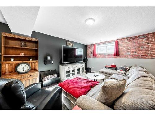 550 Bayview Way Sw, Airdrie, AB - Indoor Photo Showing Living Room