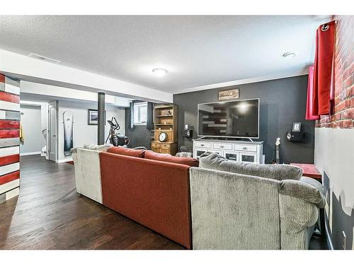 550 Bayview Way Sw, Airdrie, AB - Indoor Photo Showing Living Room