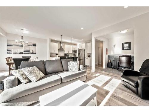 550 Bayview Way Sw, Airdrie, AB - Indoor Photo Showing Living Room