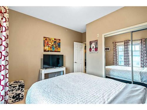 3401-92 Crystal Shores Road, Okotoks, AB - Indoor Photo Showing Bedroom